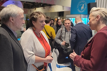 ÖDP-Bundesvorstände Günther Brendle-Behnisch (li) und Kirsten Elisabeth Jäkel (m) im Gespräch mit Silvia Breher ÖDP-Bundesvorstände Günther Brendle-Behnisch (li) und Kirsten Elisabeth Jäkel (m) im Gespräch mit Silvia Breher